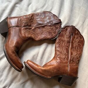 Women’s Ariat brown leather Cowboy Boots size 7- gently used